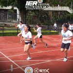 Mujeres de la categoría juvenil en acción.